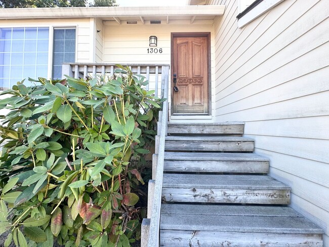 Primary Photo - 3 Bed 2.5 Bath 3 Level Home w/ Furnished B...