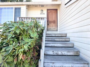 Building Photo - 3 Bed 2.5 Bath 3 Level Home w/ Furnished B...