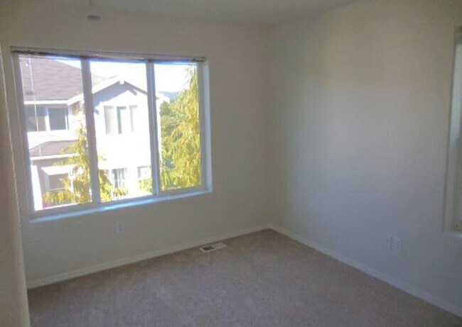 Building Photo - Amazing Condo  End Unit!