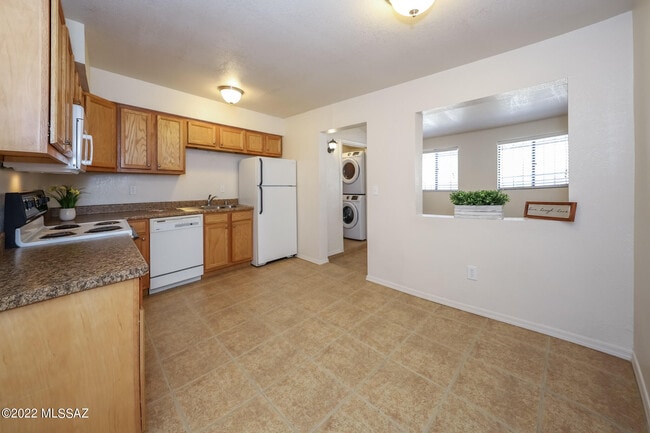 Building Photo - 3004 N Sparkman Blvd