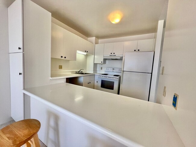 Building Photo - Kukui Plaza - 1 Bedroom, 1 Bath, 1 Parking...