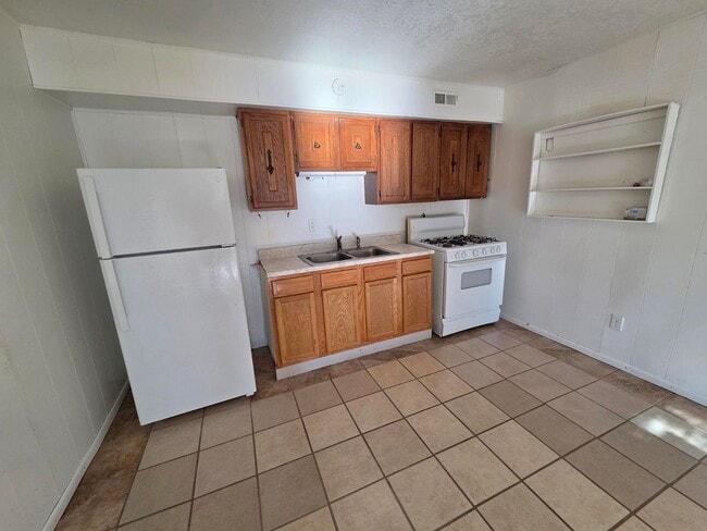 Building Photo - 2 Bdrm/1 Bath Apartment with fenced yard.