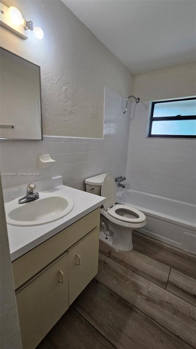 Building Photo - 418 Las Palmas Cir