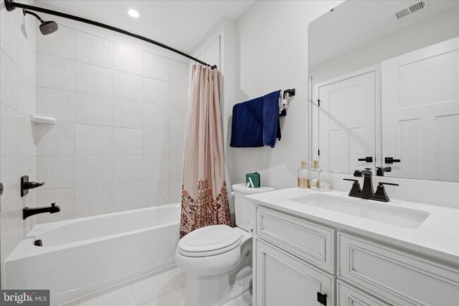 Building Photo - 2027 Track Cir