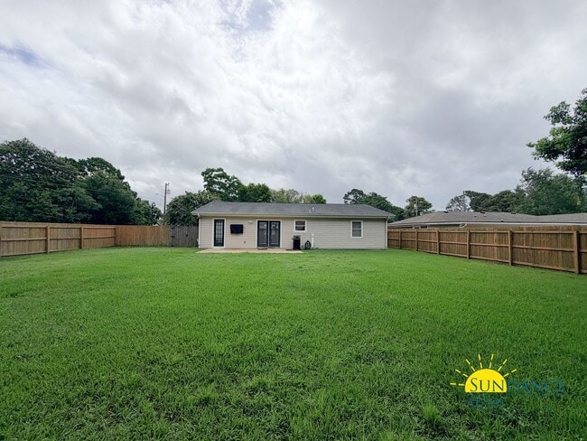 Building Photo - 48 Poulton Dr NW