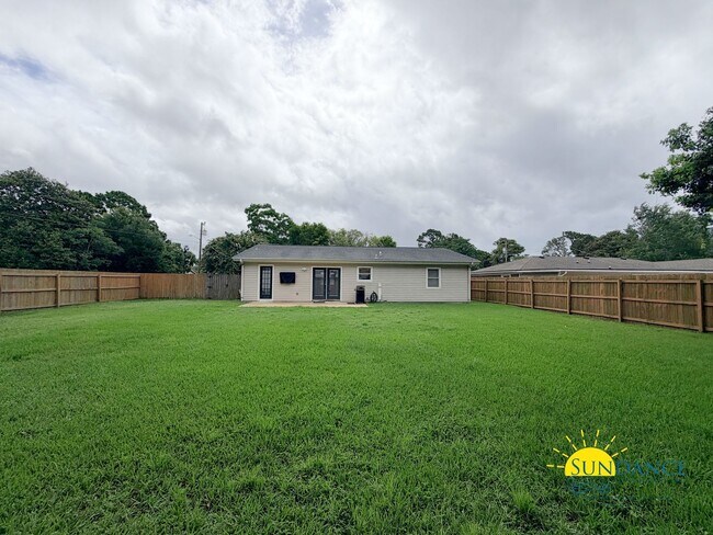 Building Photo - Spacious 3BR Home in Fort Walton Beach, Near Highway 98!