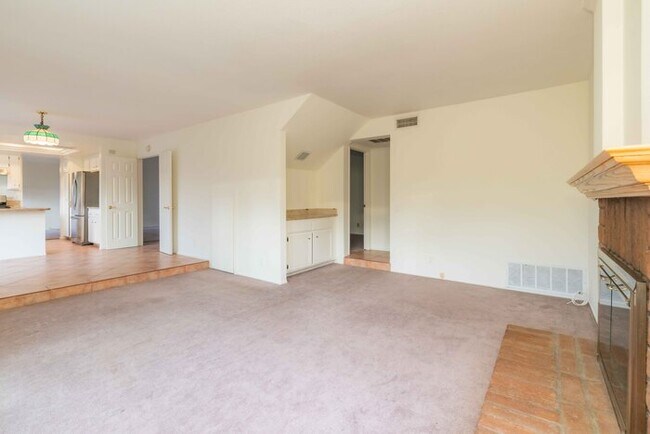 Building Photo - Beatiful house next to golf course.