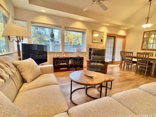 Building Photo - 5637 W Racquet Rd