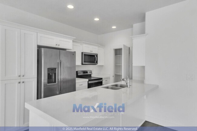 Building Photo - Spacious 5-Bedroom End-Unit Townhome with ...