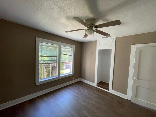 Building Photo - 224 W Santa Gertrudis St