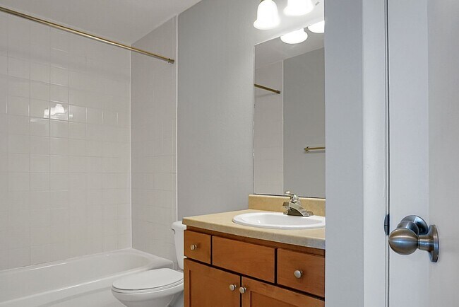 Building Photo - Renovated Condo located in heart of Mt Pleasant, near Ravenel Bridge and Waterfront Park