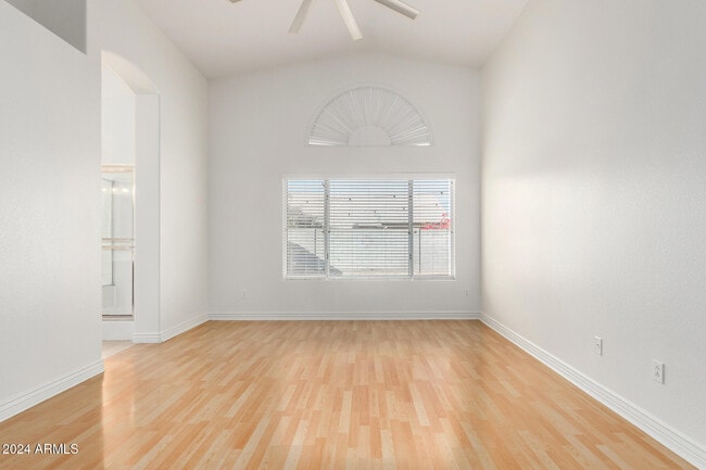 Building Photo - 8338 W Paradise Dr