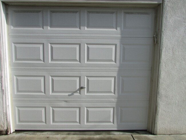 Building Photo - 614-614 N Poinsettia Pl