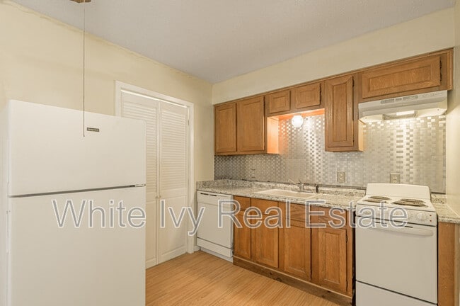 Building Photo - 76 Westwood Dr W