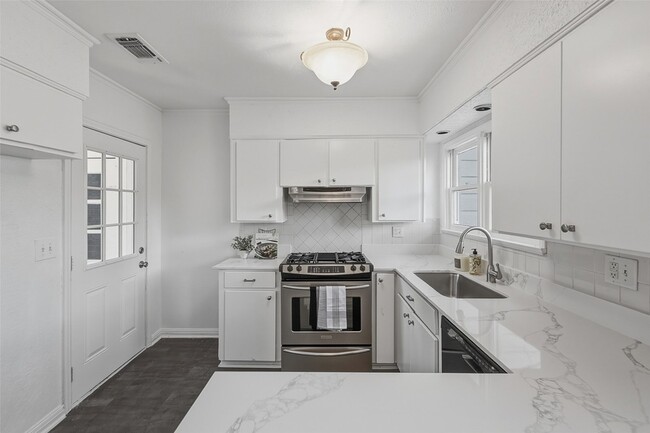 Building Photo - 6417 Darwood Ave