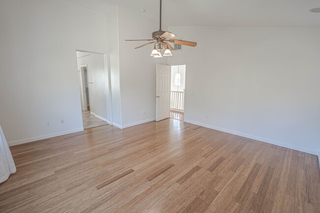 Building Photo - 3 Bedroom Home for Rent in Santa Clarita!