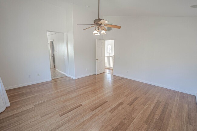Building Photo - COMING SOON! 3 Bedroom Home for Rent in Santa Clarita!