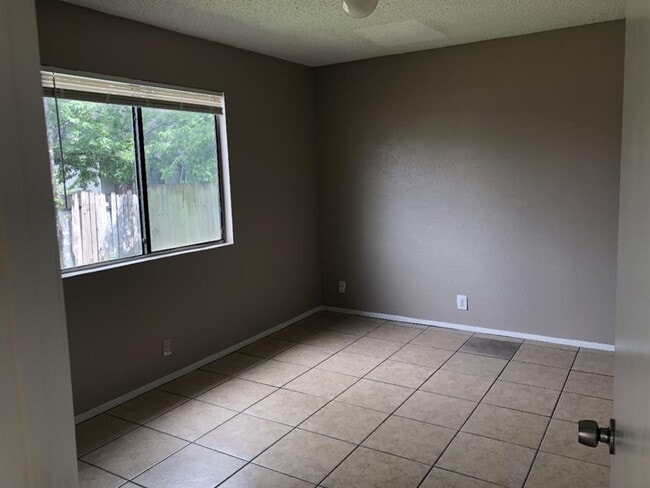 Building Photo - 603 Country Aire Dr