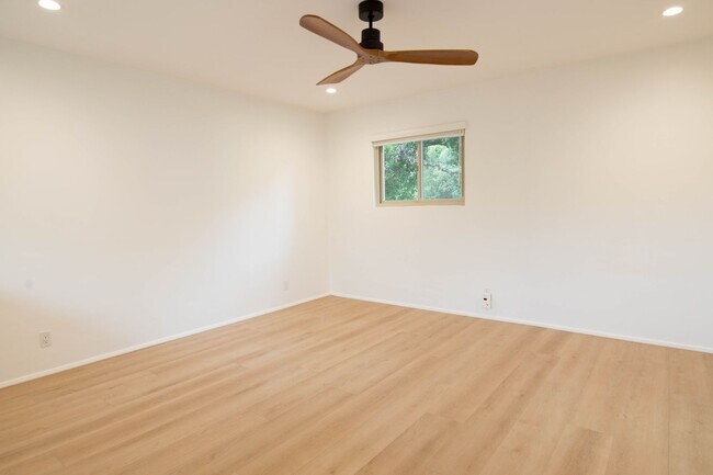 Building Photo - 3 Bedroom 2 Bathroom Home in Mission Canyon