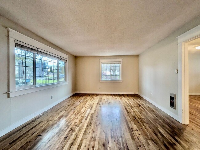 Building Photo - Discover Your New Home in the Heart of the Desirable Sellwood Neighborhood! Water/Sewer/Garbage I...