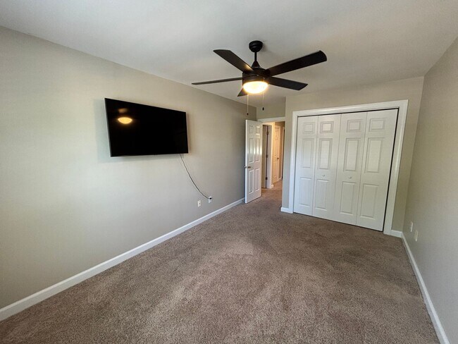 Building Photo - 3 Bed 2.5 Bath Town Home in Carleton Place ~ Students Welcome with Co-Signers!