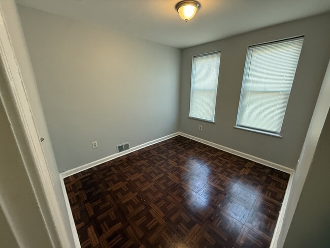 Building Photo - 1104 Baring St