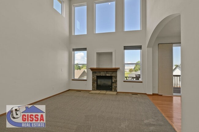 Building Photo - Beautiful home with views of Pikes Peak!
