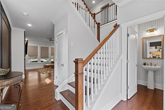 Building Photo - 813 Coleman St SW