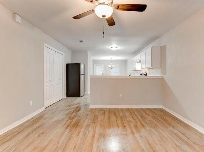 Building Photo - AVAILABLE NOW; APPLY ON OUR WESITE TODAY!