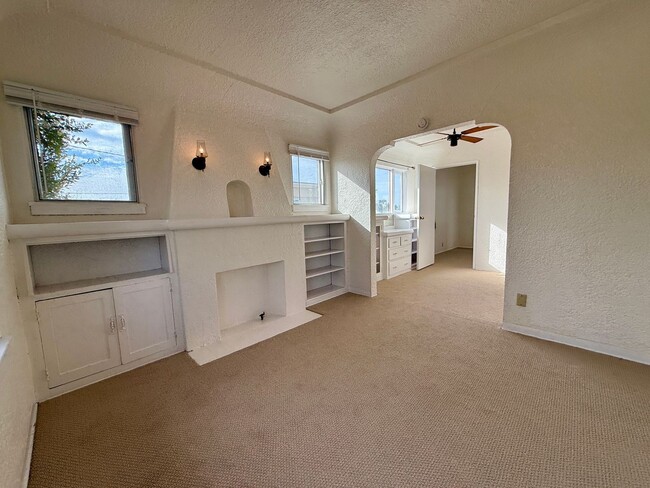 Building Photo - Cozy and Charming South Park One Bedroom Apartment Home!