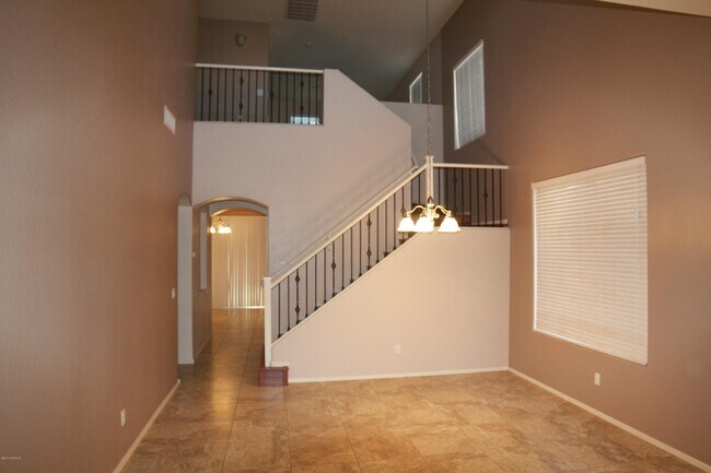 Building Photo - 2732 E Canyon Creek Dr