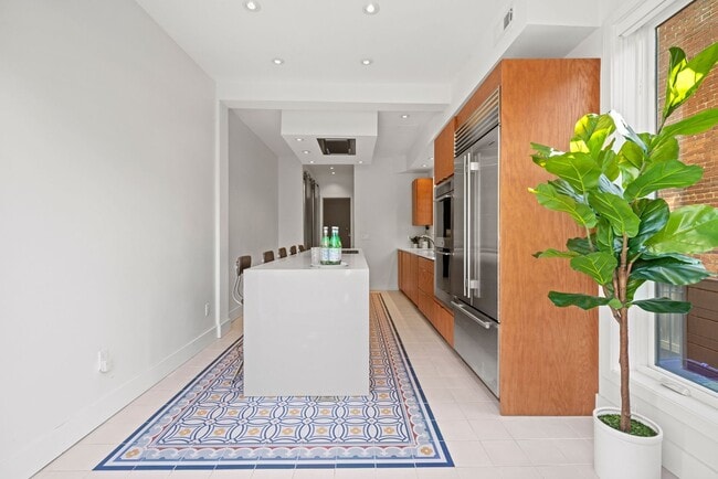 Building Photo - Gorgeous, Spacious 4BR with Updated Kitche...