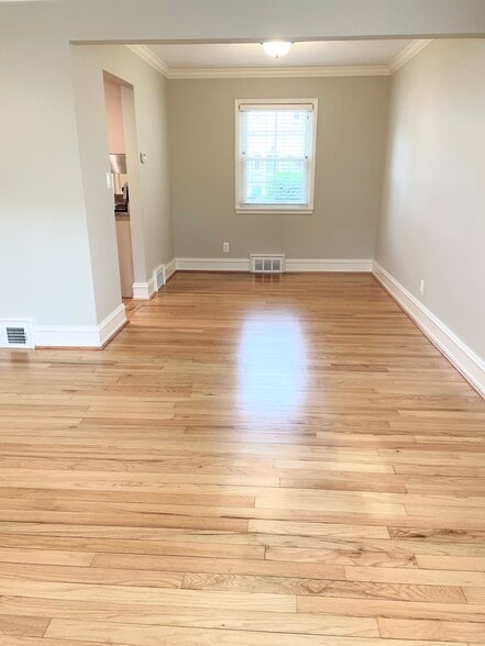 Bright living and dining room, entrance to kitchen - 1620 Graefield Rd