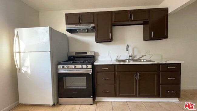 Building Photo - 1240 N Evergreen Ave