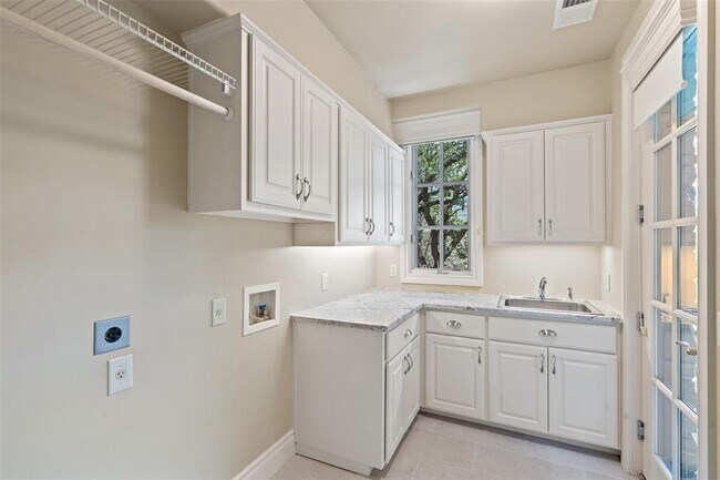 Building Photo - 11924 La Barzola Bend