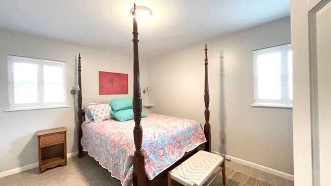 Building Photo - Island House-Close to Everything! Fully Furnished!