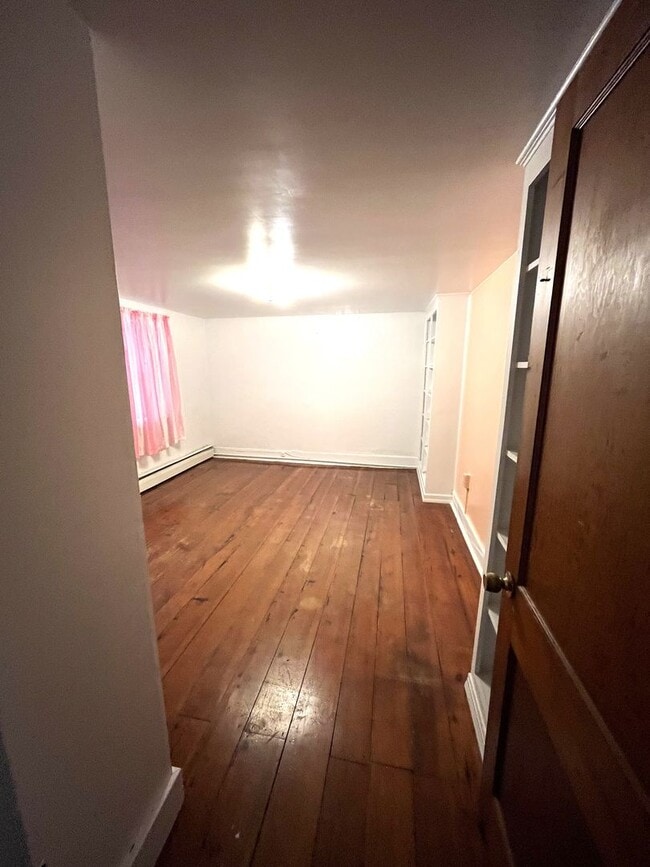 Building Photo - Spacious 3-Bedroom Farmhouse for Rent – Pe...