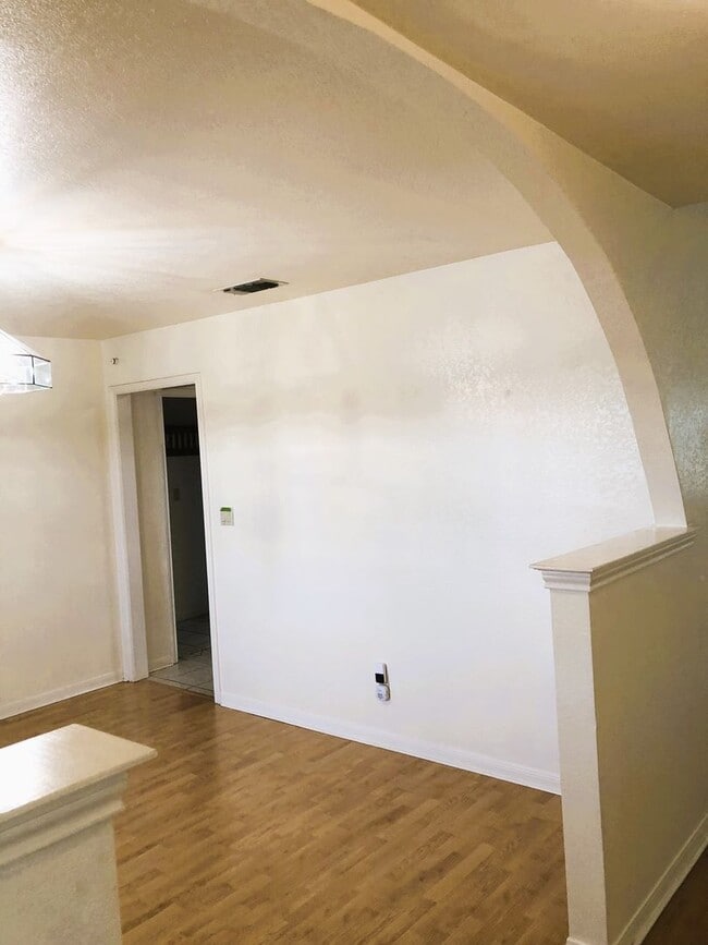 Building Photo - Country setting... on 2.69 acres!