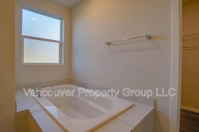 Building Photo - 4945 NE 24th Ave