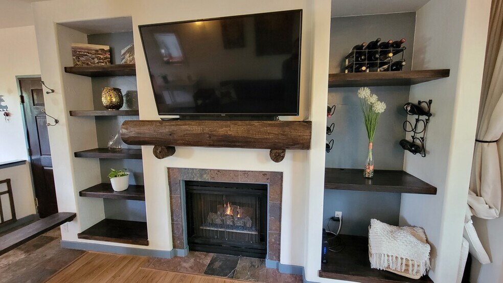 Cozy fireplace in living room - 1600 Pinebrook Blvd