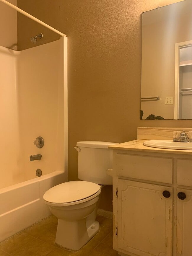 Building Photo - Cute townhome available in Mesa