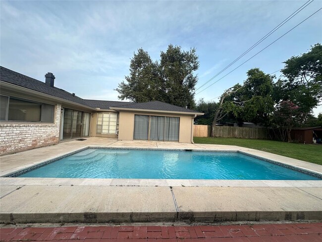 Building Photo - 12139 Huntington Park Dr