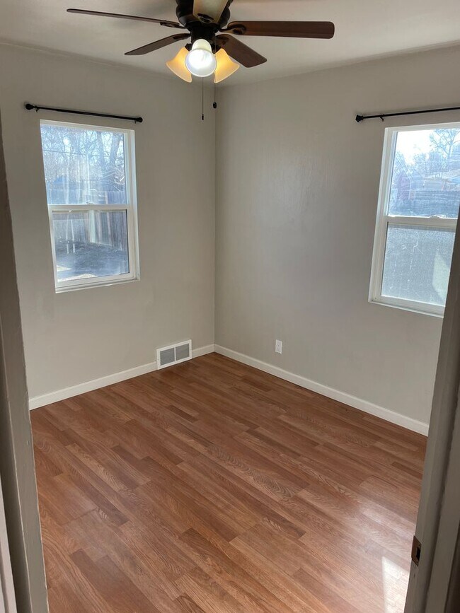 Building Photo - Adorable 2 Bedroom, 1 Bathroom Home with Huge Fully fenced Yard and detached garage, Move-In Ready!