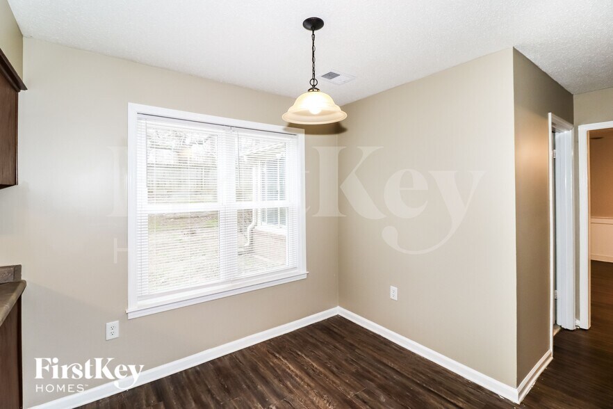 Building Photo - 8117 S Regis Pl