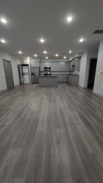 Building Photo - 7040 Woodman Ave