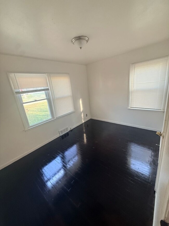 Building Photo - 3 BED 1 BATH SINGLE FAMILY HOME!