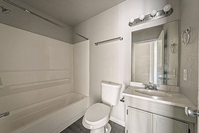 Building Photo - 3 Bed 2 Bath Townhouse, newly renovated! -...