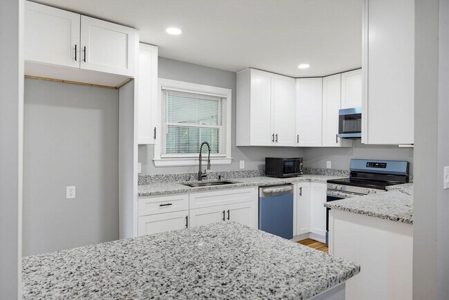 Building Photo - Fantastic Renovation in Smyrna!