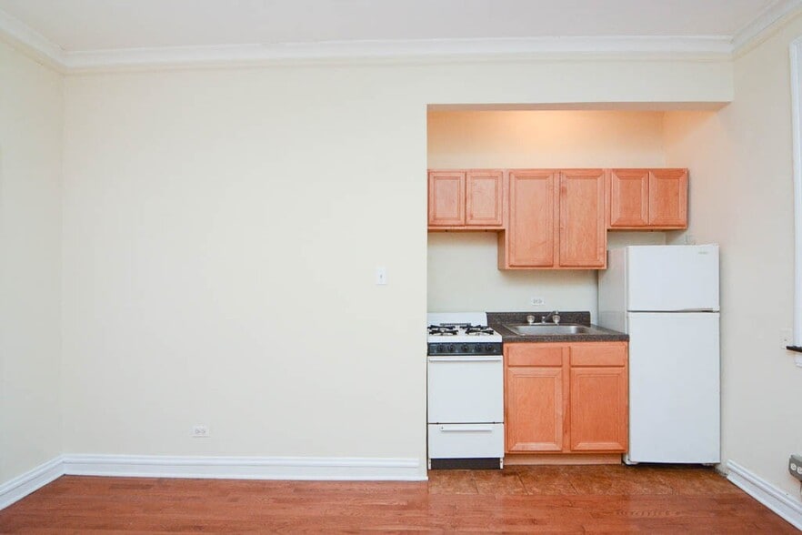 Building Photo - 4551 N Damen Ave