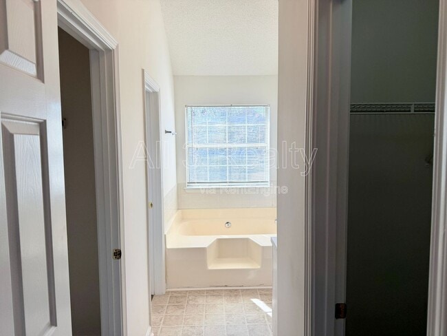 Building Photo - 5519 Lofwood Ln